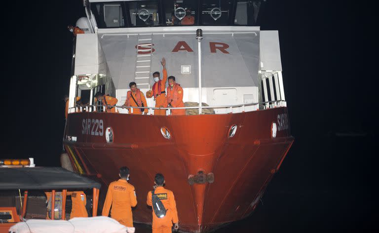 Miembros de la Marina en el puerto de Benoa, en Bali, para las tareas de búsqueda del submarino