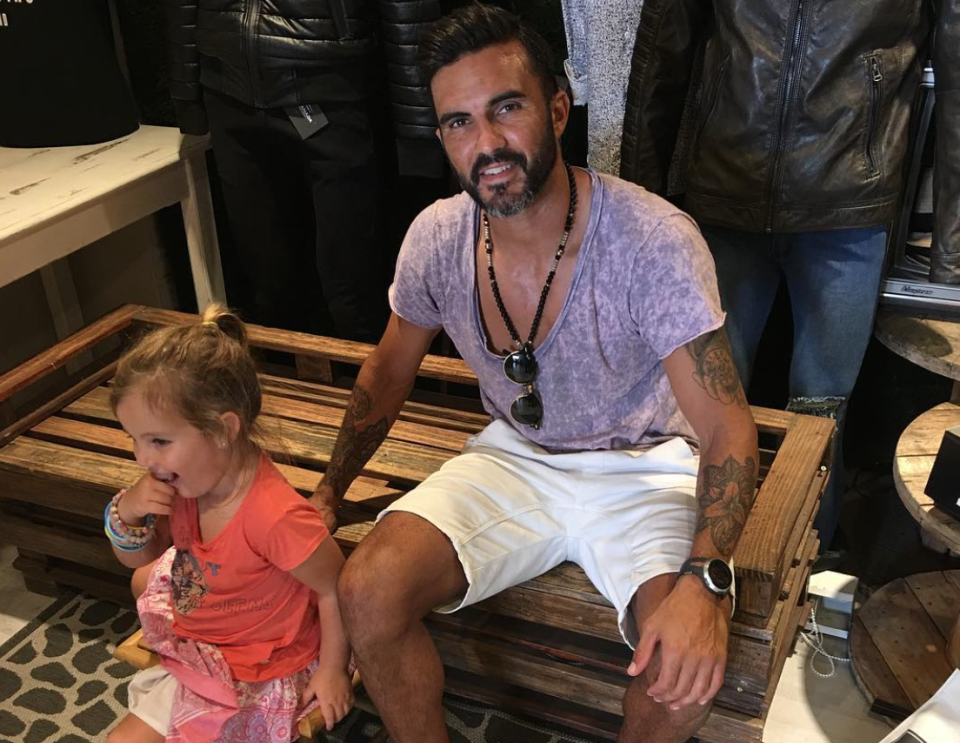 <p>Mientras tanto, el futbolista también disfruta de su tiempo libre junto a las nenas. “De paseo con mi pequeña debilidad, nos dimos una vuelta por @granadapalermo”, comentó junto a esta imagen con Sienna, de dos años. <em>Foto: Instagram.com/fabiancuberooficial</em> </p>