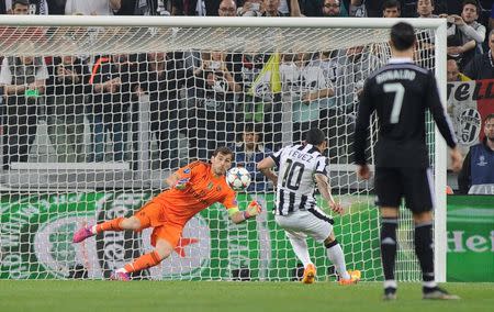 Juventus v Real Madrid - UEFA Champions League Semi Final First Leg - Juventus Stadium, Turin, Italy - 5/5/15 Juventus' Carlos Tevez scores their second goal from the penalty spot Reuters / Giorgio Perottino