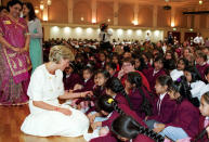 La Princesse Diana en visite dans une école hindoue, à Londres, en juin 1997.