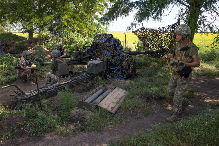 Una unidad de artillería ucraniana con su viejo cañón antitanque se encontraba al nordeste de la ciudad de Kherson, Ucrania, ocupada por Rusia, el sábado 4 de junio de 2022. Entrenar a los soldados en el uso de equipos más nuevos suministrados por Occidente se ha convertido en un obstáculo importante. (Tyler Hicks/The New York Times)