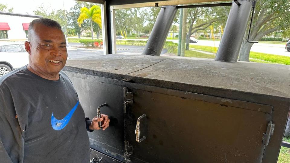 Bobby “Choo-Choo” Hinton knows there’s going to be a higher-than-usual demand for his barbecued slabs of ribs, chicken dinners and pulled pork sandwiches this weekend. James A. Jones Jr./jajones1@bradenton.com