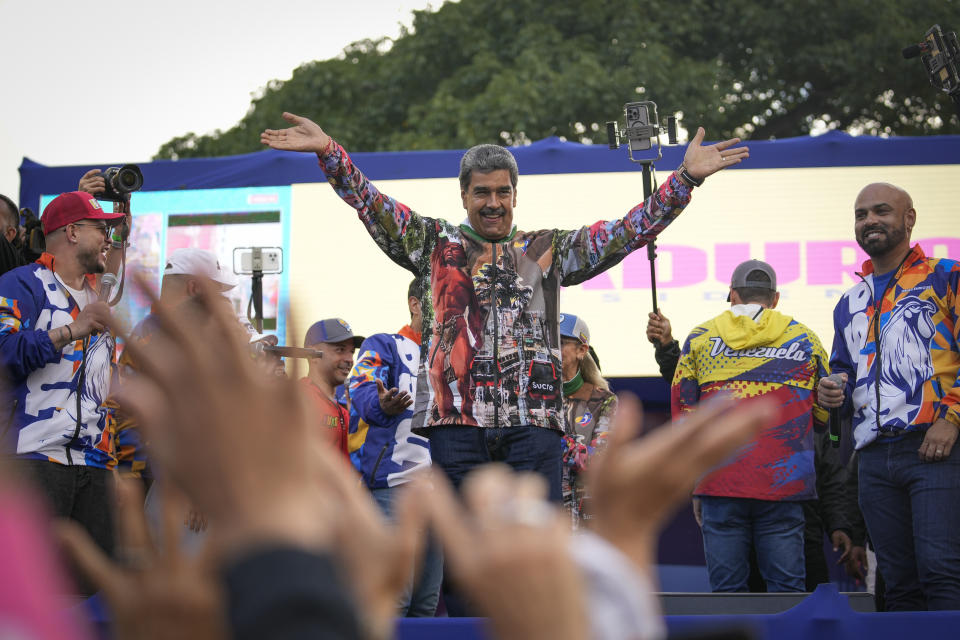 El presidente venezolano, Nicolás Maduro, hace gestos a sus partidarios durante un mitin de campaña en el barrio Catia de Caracas, Venezuela, el jueves 18 de julio de 2024. Venezuela celebrará elecciones presidenciales el 28 de julio. (Foto AP/Matías Delacroix)