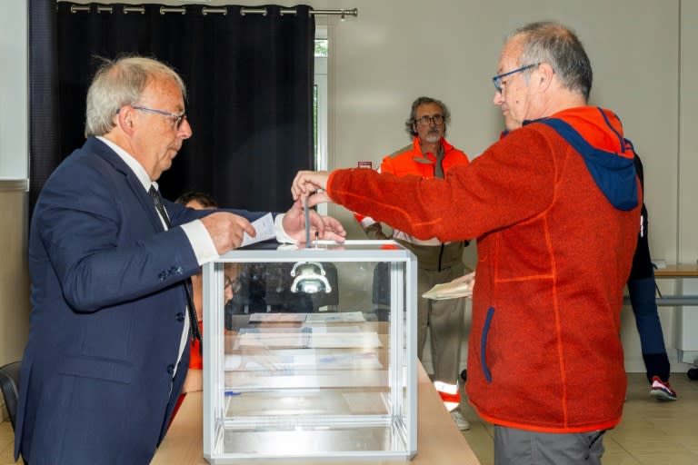 In den französischen Übergebieten hat die erste Runde der Parlamentswahl begonnen, die den Weg zur ersten rechtspopulistischen Regierung des Landes seit der Gründung der aktuellen Republik ebnen könnte. (Chantal BRIAND)