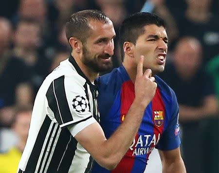 Foto del martes del delantero del Barcelona Luis Suárez y el defensor de Juventus Giorgio Chiellini. 11/4/17 La Juventus de Italia goleó el martes 3-0 al Barcelona en la ida de los cuartos de final de la Liga de Campeones, en un emocionante partido de ida y vuelta en que el delantero argentino Paulo Dybala marcó dos goles. Reuters / Alessandro Bianchi