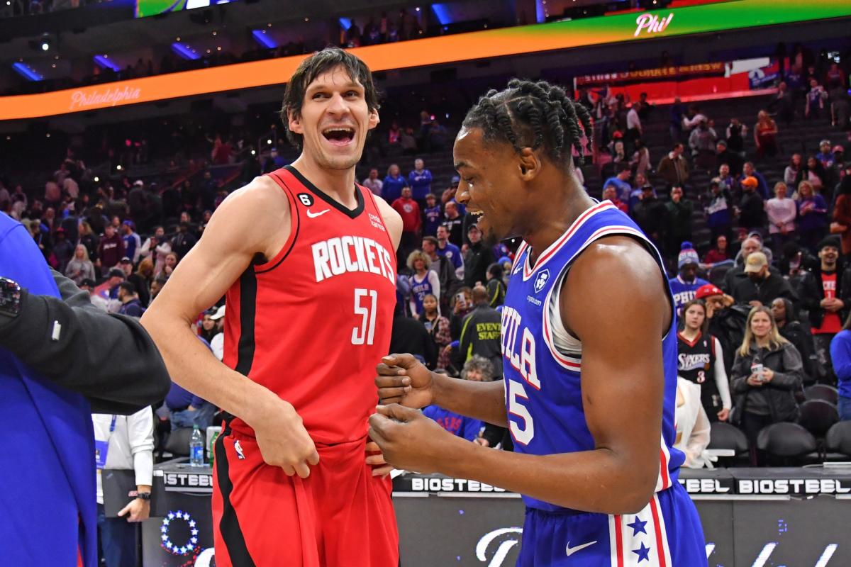 Boban Marjanovic segue no Houston Rockets mais uma temporada