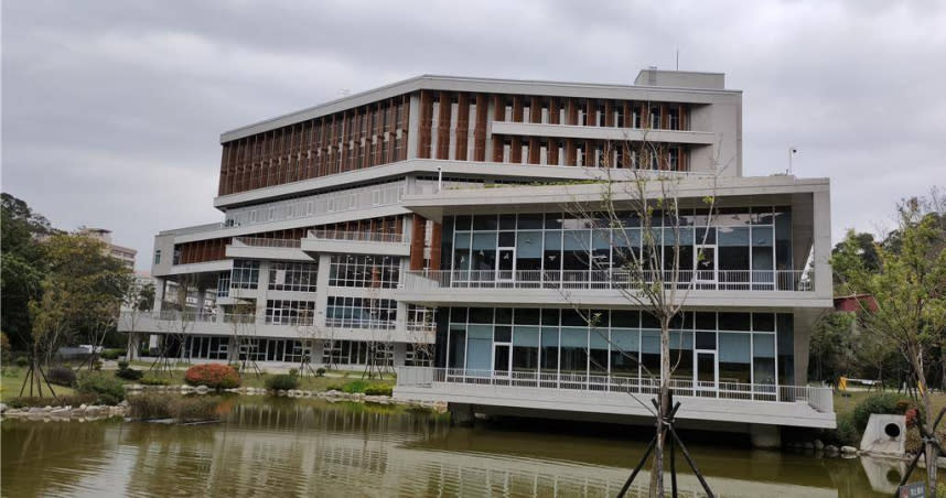 政治大學近期為達賢圖書館旁景觀池舉辦命名人氣票選比賽。（圖／李侑珊攝）