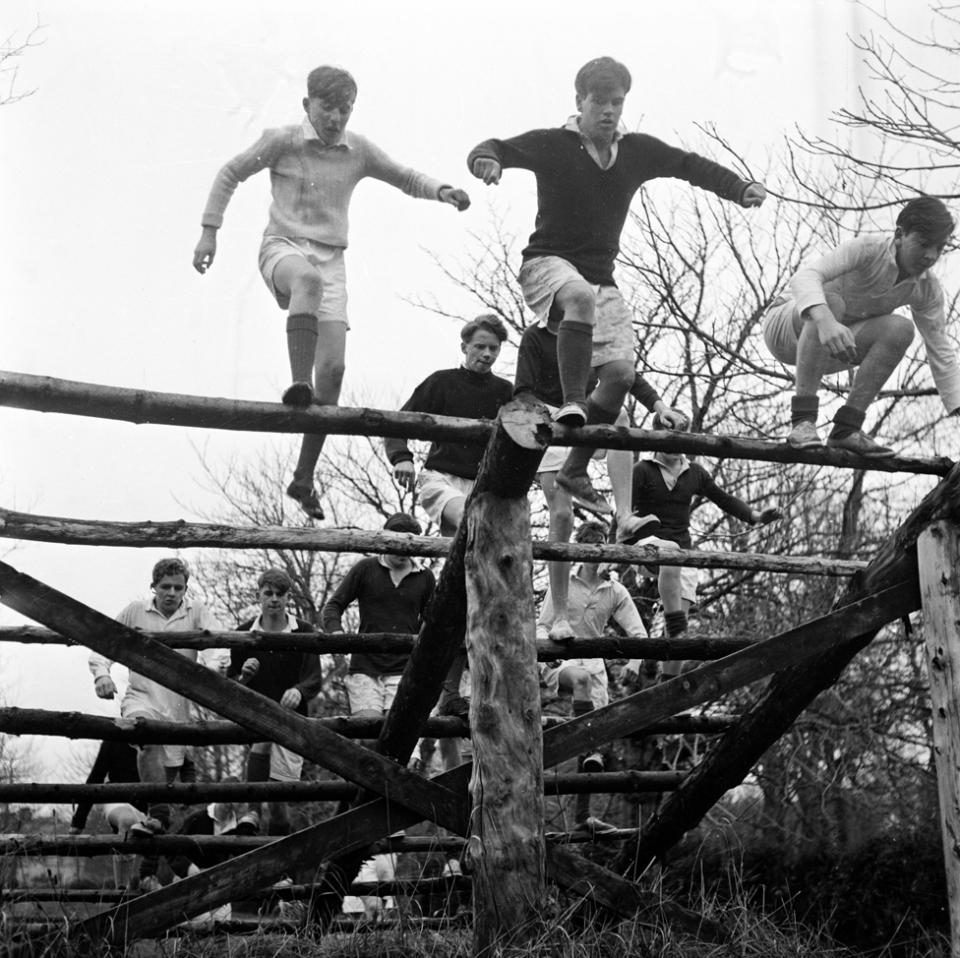Alumnos de Gordonstoun en una carrera de obstáculos.