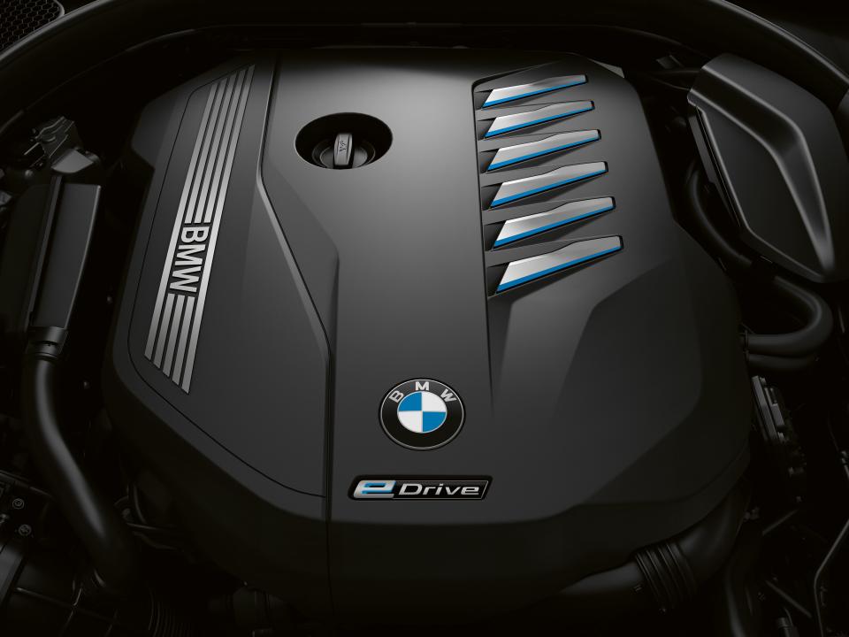 <p>While BMW engineers tend to express themselves best through their finished automotive products, the technical preview of the new 745e proved that they also do a good line in onomatopoeic phrases. While you won’t find it in any German dictionary, the company’s engineering team refer internally to the thrashy sound of an overworked engine as <em>knurrij</em>. Their understandable aversion to this is much of the reason for the big change that sits under the hood of the facelifted 7-Series plug-in hybrid.</p>