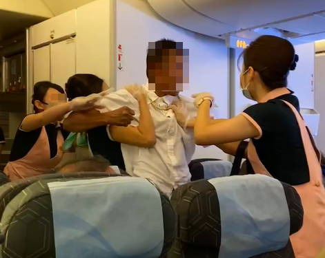 長榮航空日前飛美國舊金山發生兩名旅客疑因搶座位互毆。翻攝記者爆料網
