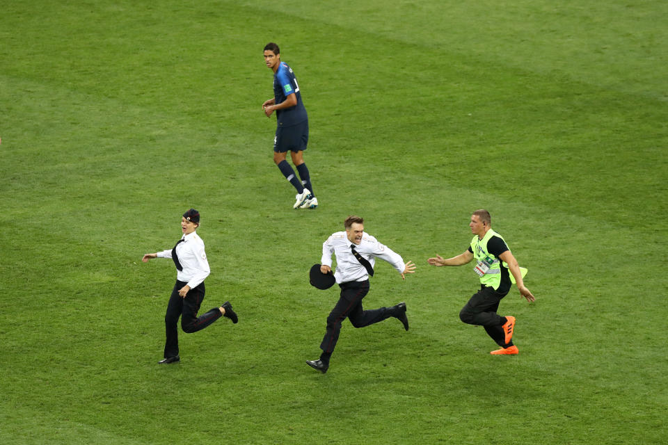 Espontáneos interrumpieron la final en el Estadio Luzhniki