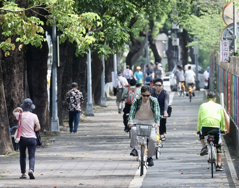 中央氣象署9日發布天氣預報指出，10日至11日天氣穩定，11日各地高溫都有機會達攝氏30度以上，12日母親節變天轉為全台有雨。（中央社資料照）