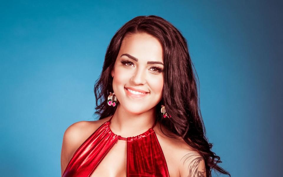 Sie ist ein "Love Island"-Star der ersten Stunde: Die Schweizerin Elena Miras war bei der Premiere der RTLZWEI-Datingshow 2017 mit dabei. Nach dem Ende der Show mauserte sich Miras zur Reality-TV-Bekanntheit. 2020 landete sie im RTL-Dschungelcamp, wo sie Sechste wurde. 2021 kämpft sie mit anderen Prominenten bei "Promis unter Palmen" um 100.000 Euro. (Bild: RTL II / Stefan Behrens)