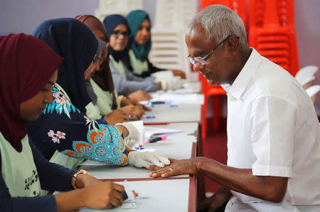 Maldivian joint opposition presidential candidate Ibrahim Mohamed Solih prepares to cast his vote at a polling station during the presidential election in Male, Maldives September 23, 2018. REUTERS/Ashwa Faheem