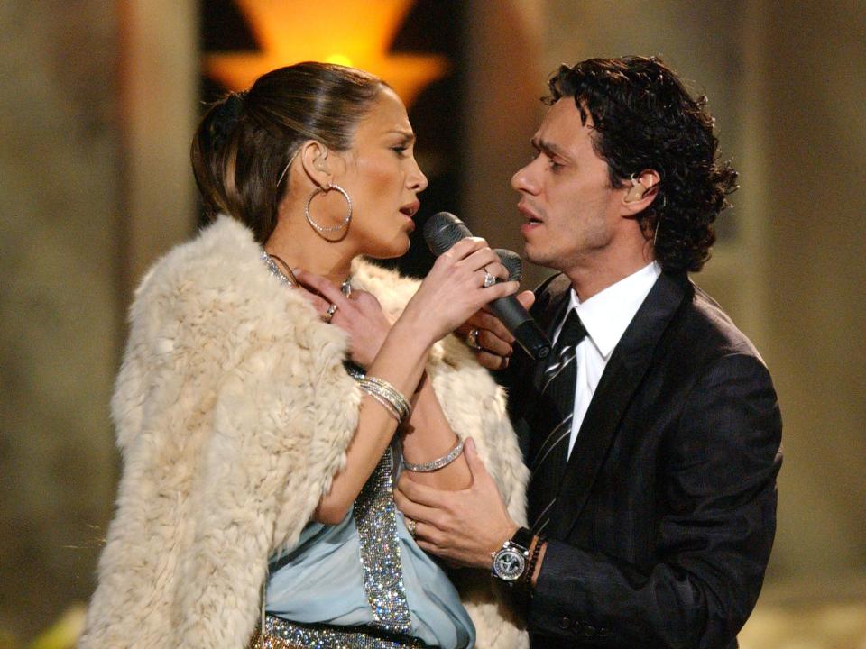 Jennifer Lopez and Marc Anthony perform "Escapemonos"