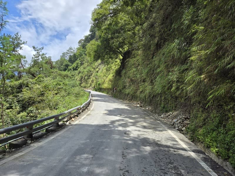 南橫霧鹿路段施工無法開便道 即起至年底交管 南橫公路台東端霧鹿路段進行護坡工程，因路面狹窄 無法另闢便道，自5日起至12月31日實施道路雙向管 制，籲請民眾遵照交通指揮人員管制與引導。 （公路局關山工務段提供） 中央社記者盧太城台東傳真  113年9月5日 