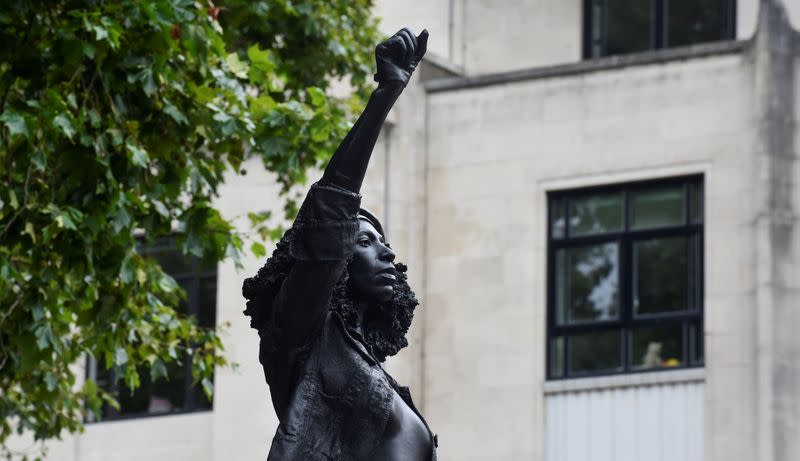Una escultura de una manifestante negras en el zócalo vacío ocupado anteriormente por la estatua del comerciante de esclavos Edward Colston, en Bristol, Reino Unido, el 15 de julio de 2020