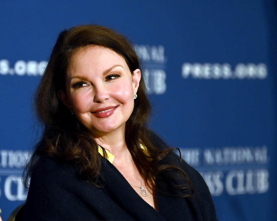 WASHINGTON, DC – 9 DE MAYO: La actriz Ashley Judd analiza la necesidad de informar de manera responsable y respetuosa sobre los suicidios en un almuerzo en el National Press Club el 9 de mayo de 2023 en Washington, DC. (Foto de Shannon Finney/Getty Images)