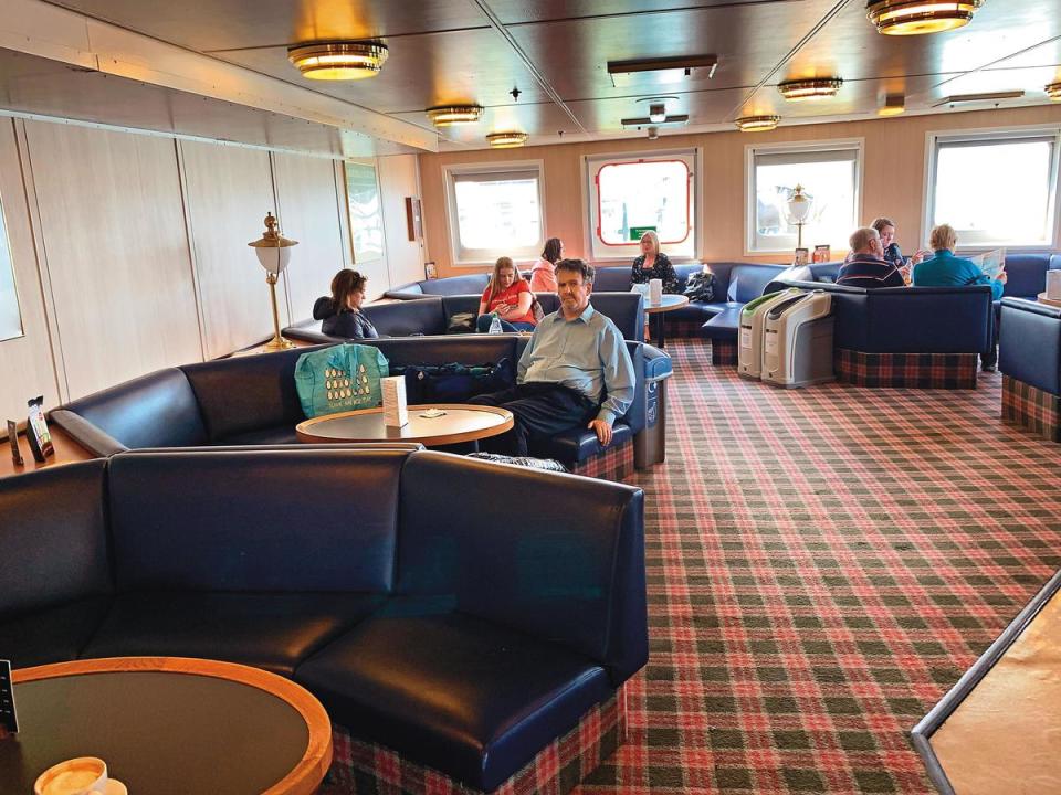 從本島Ardrossan港口前往愛倫島Brodick港口的渡輪，約3個小時1班，航行時間約1小時，船艙座位區寬敞舒適。