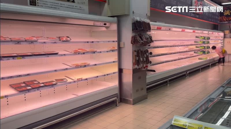 颱風來襲，台東民眾提前採買物資，肉品幾乎被掃空，只剩幾盒還在架上。（圖／翻攝畫面）