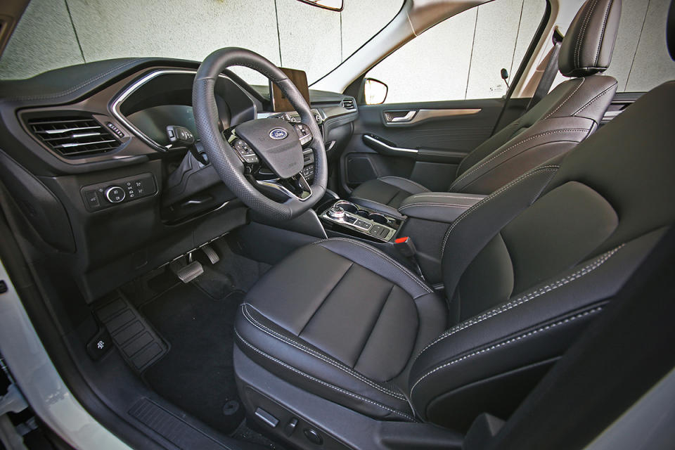 介面規畫妥善的優勢加上駕駛座10向電動調整/腰靠調整，讓駕馭FORD KUGA十足舒適自在且容易適應。