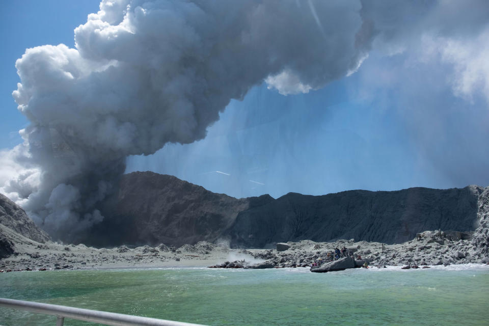 En esta imagen, tomada el 9 de diciembre de 2019 y proporcionada por Michael Schade, se muestra la erupción del volcán en la isla White, en Nueva Zelanda. (Michael Schade vía AP)