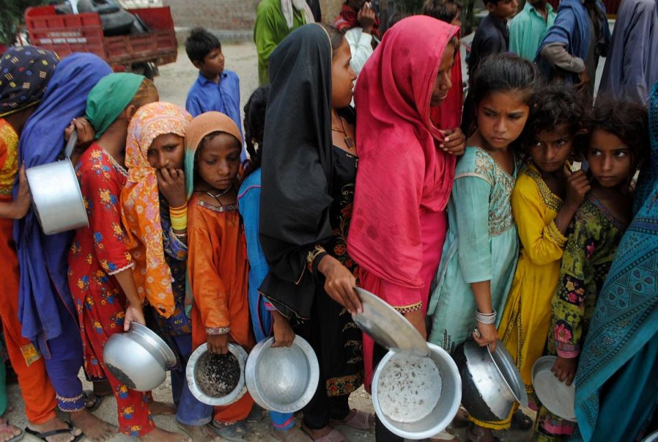 Victims of the floods in Pakistan queue for aid (Copyright 2022 The Associated Press. All rights reserved.)