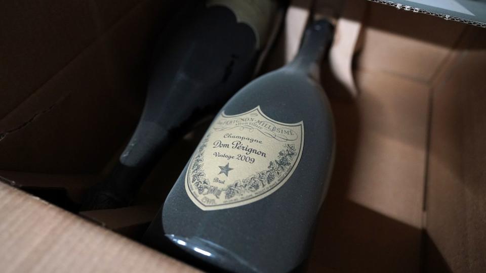 Mit Staub bedeckte Champagner-Flaschen "Dom Perignon Vintage 2009" in einem Extra-Lager des Logistikzentrums IWL (Internationale Wein-Logistik) des Weinhändlers Hawesko.