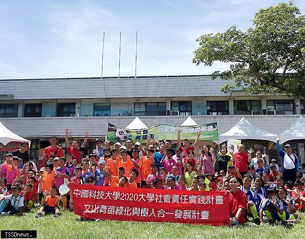 中國科技大學企管系教師參加台東豐里國小以樹養球公益典藏盃足球賽。<br /><br />（記者王志誠攝）