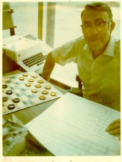 Arthur Samuel en el Laboratorio de Inteligencia Artificial de la Universidad de Standford en 1970. <a href="http://infolab.stanford.edu/pub/voy/museum/samuel.html" rel="nofollow noopener" target="_blank" data-ylk="slk:Standford InfoLab;elm:context_link;itc:0;sec:content-canvas" class="link ">Standford InfoLab</a>