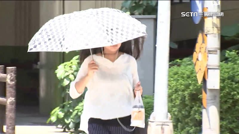 高溫炎熱容易中暑不舒服，如何正確「進補」把濕氣和熱氣排出體外很重要。（圖／資料照）