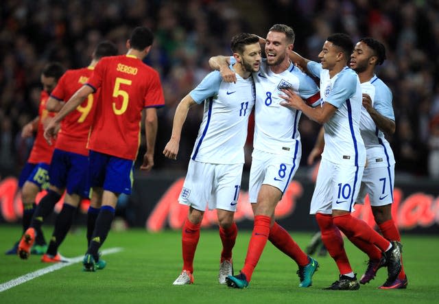 Adam Lallana, izquierda, celebra tras abrir el marcador contra España.