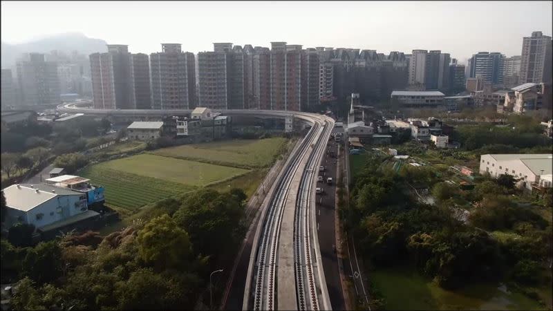 三鶯線龍埔站至三峽站高架橋梁軌道施工。（圖／新北市捷運工程局提供）