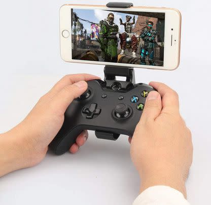 Game on-the-go with this clever phone clip for an Xbox One controller