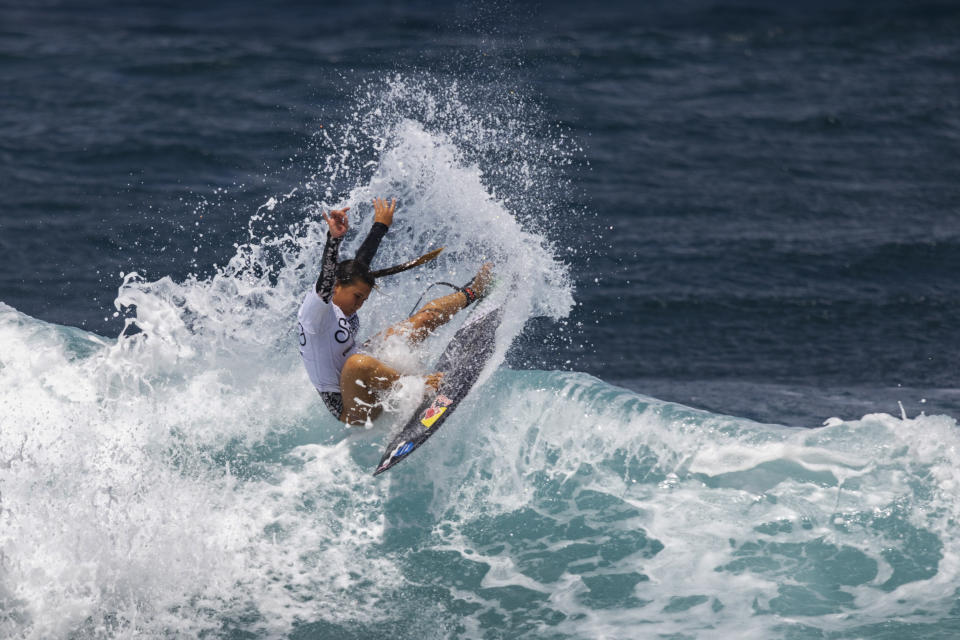 La británica Sky Brown compite en el campeonato ISA World Surfing Games en la playa La Marginal, en Arecibo, Puerto Rico, el 28 de febrero de 2024. (AP Foto/Alejandro Granadillo)