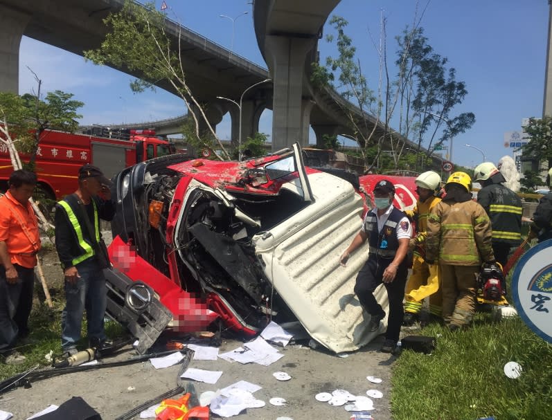 強大的撞擊讓車身嚴重變形。（圖／東森新聞）