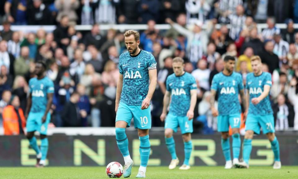 Harry Kane returns to the halfway line in dejected fashion