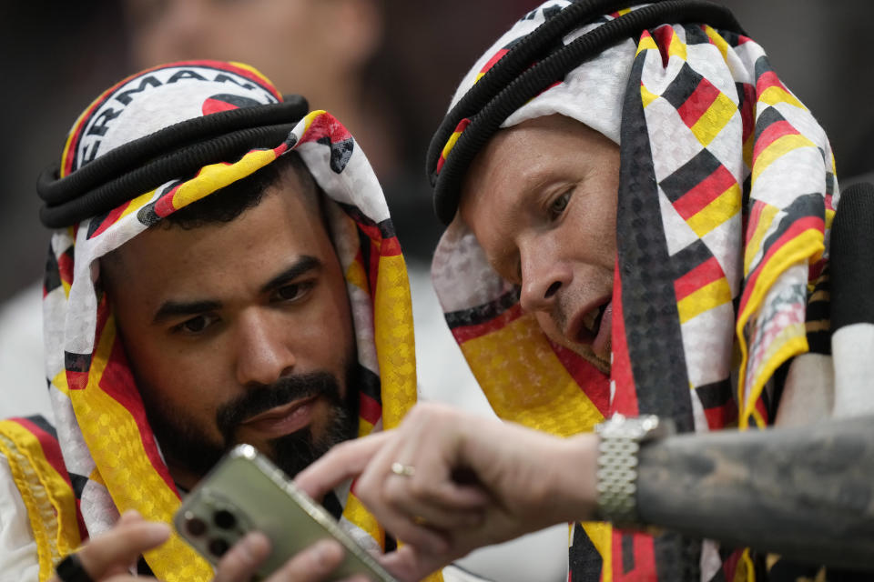 En esta imagen de archivo, aficionados esperan el inicio del un partido del Grupo E del Mundial entre Costa Rica y Alemania, en el estadio Al Bayt, en Jor, Qatar, el 1 de diciembre de 2022. En un Mundial marcado por la controversia en lo político, no sorprende que el estilo de los aficionados haya suscitado polémica. En la primera Copa del Mundo que se celebra en Oriente Medio, aficionados de todo el mundo han reinterpretado los tocados y túnicas tradicionales de los países del Golfo Pérsico. (AP Foto/Darko Bandic, archivo)