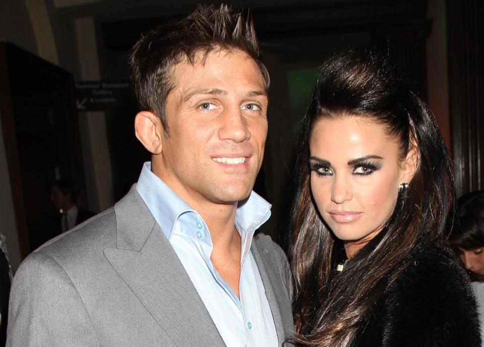 Katie Price und Alex Reid heirateten - wie viele Kurzzeit-Promiehepaare - in Las Vegas. Ob sie Glück im Spiel hatten, ist unbekannt, fest steht: Sie hatten Pech in der Liebe. Immerhin hielt die Ehe ein Jahr lang. (Bild: Getty Images/Getty Images)