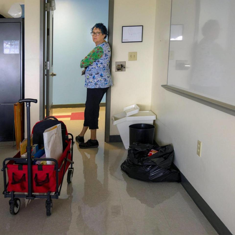 Laura Leigh , veterana profesora de Matemáticas de MAST Academyse prepara para el inicio del curso escolar.. Carl Juste cjuste@miamiherald.com
