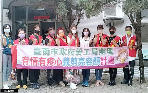 南市勞工局邀南市美姿禮儀造型職業工會志工夥伴至菩提林教養院義剪服務，讓院生有清新髮型過夏天。（記者李嘉祥攝）