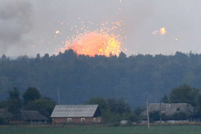 烏克蘭軍火庫失火爆炸。（美聯社）
