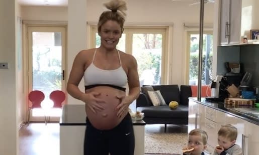 This mom hardcore working out while 9 months pregnant is the most impressive thing we’ve seen all week