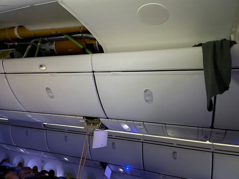 Una pasajera del vuelo de Air Europa que salió de Madrid con destino a Montevideo compartió imágenes de cómo quedó el avión después de la intensa turbulencia