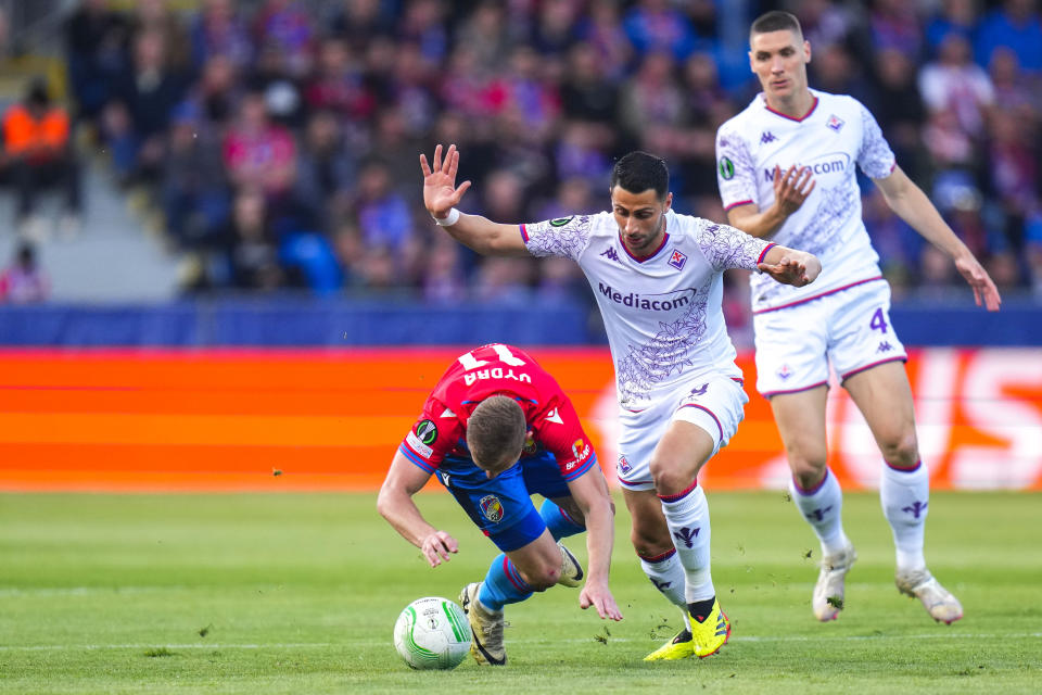 Plzen's Matej Vydra, left, duels for the ball with Fiorentina's Rolando Mandragora during the Europa Conference League quarter final first leg soccer match between Viktoria Plzen and Fiorentina at the Doosan Arena in Plzen, Czech Republic, Thursday, April 11, 2024. (AP Photo/Petr David Josek)