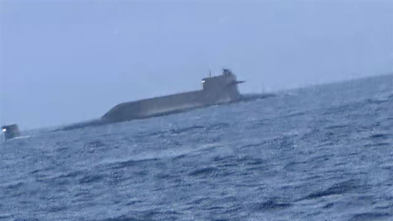 澎湖漁民在海峽中線發現一艘疑似中國潛艦浮在海面上 。（圖／民眾提供）