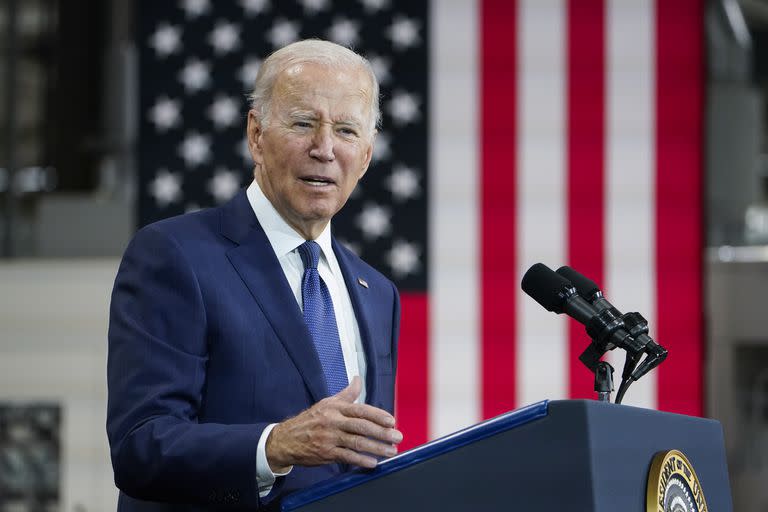 El presidente estadounidense Joe Biden habla en el Volvo Group Powertrain Operations en Hagerstown, Maryland, el 7 de octubre del 2022