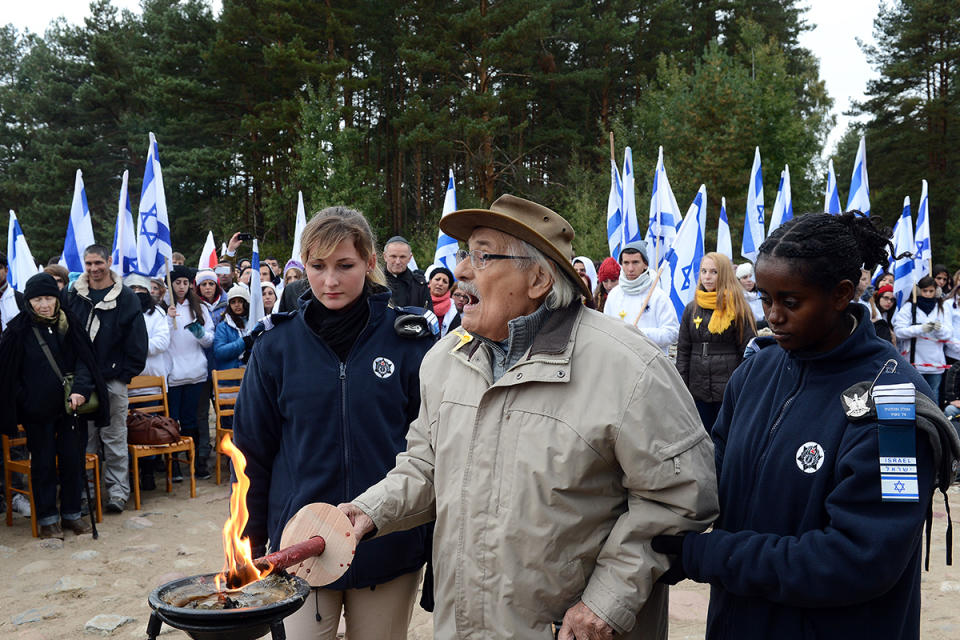 <p><b>Samuel Willenberg -</b> Le dernier survivant de la révolte de déportés dans le camp de la mort nazi de Treblinka (Pologne, août 1943), est décédé à l'âge de 93 ans et sera enterré lundi 22 février. <br>Lors de cette révolte, il a mis le feu avec 200 autres déportés à une partie du camp avant de se précipiter en masse vers la clôture électrique sous le feu des nazis qui ont tué la plupart d'entre eux. Samuel Willenberg, bien que blessé à la jambe, a survécu. Il a combattu ensuite dans les rangs de la résistance polonaise avant de servir après la guerre dans l'armée polonaise. En 1950, il émigre en Israël, où il est devenu fonctionnaire au ministère du Logement. <br><b>Ce contenu peut également vous intéresser : <a rel="nofollow" href="https://fr.news.yahoo.com/photos/ils-nous-ont-quittes-en-2015-1420472594-slideshow/" data-ylk="slk:Ils nous ont quittés en 2015;elm:context_link;itc:0;sec:content-canvas;outcm:mb_qualified_link;_E:mb_qualified_link;ct:story;" class="link  yahoo-link">Ils nous ont quittés en 2015</a></b></p>