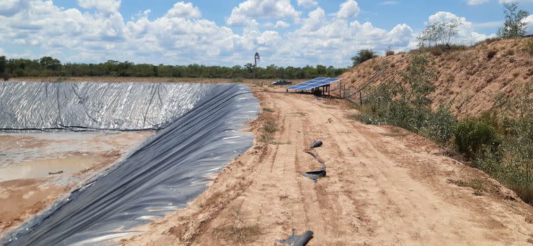 Las represas en donde almacenan agua durante esta época toralmente secas en el centro oeste formoseño en Ibarreta. Campo administrado por Juan De Hagen 