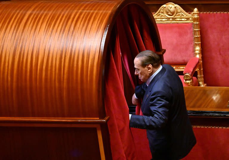 Silvio Berlusconi vota por la elección del nuevo presidente del Senado tras las elecciones generales, el 13 de octubre de 2022